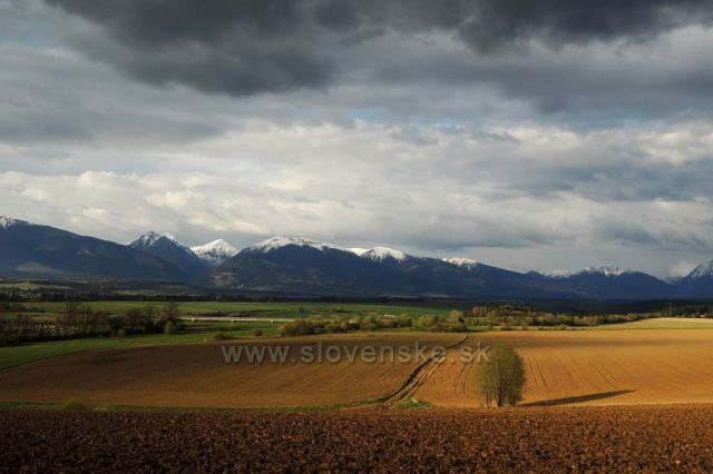 JARNÉ POLIA Z CYKLOTRASY, VZADU ZÁPADNÉ TATRY